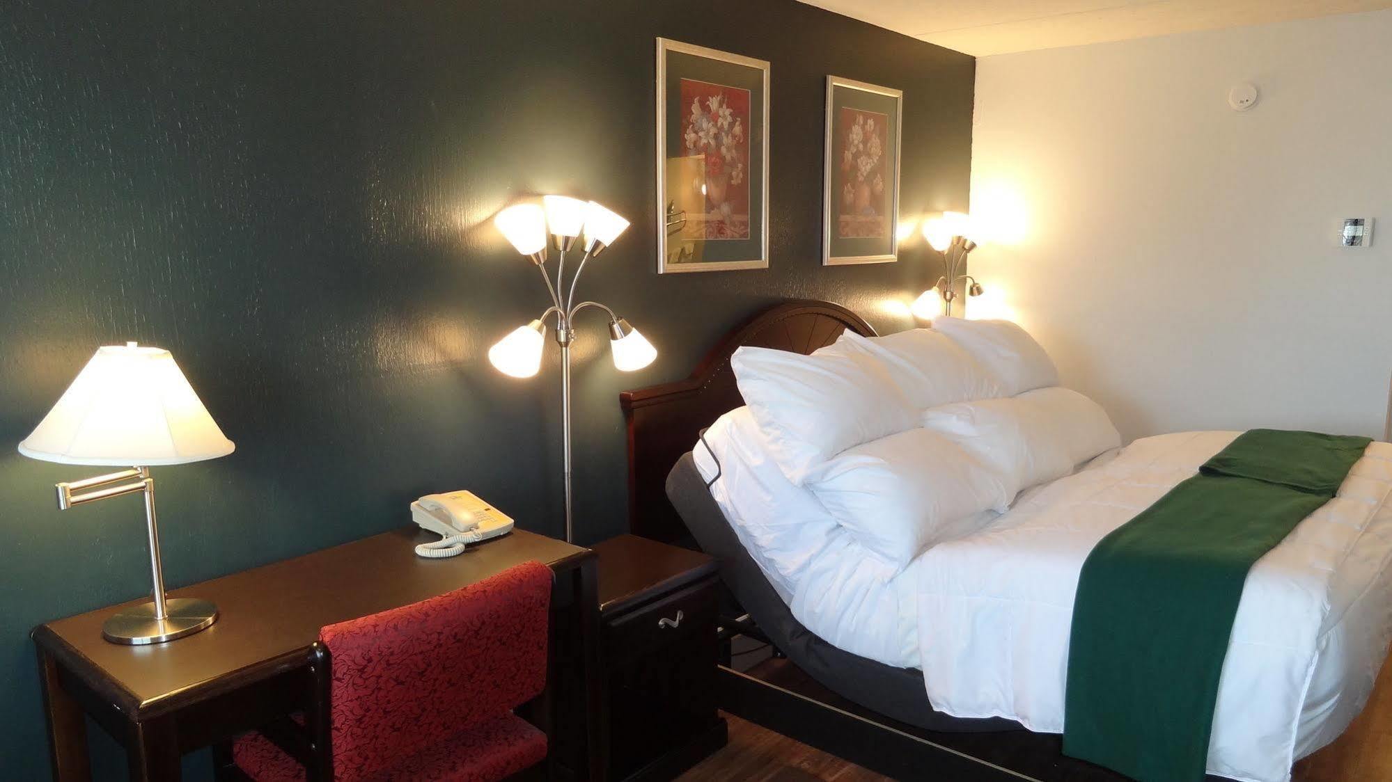 Motel Baymont By Wyndham Petoskey Exteriér fotografie