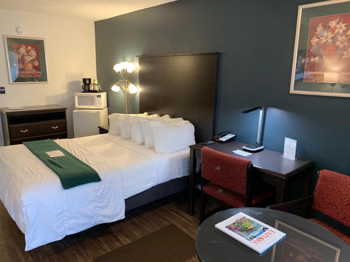 Motel Baymont By Wyndham Petoskey Exteriér fotografie
