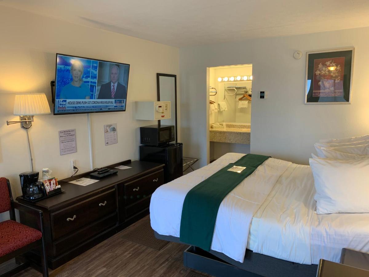 Motel Baymont By Wyndham Petoskey Exteriér fotografie
